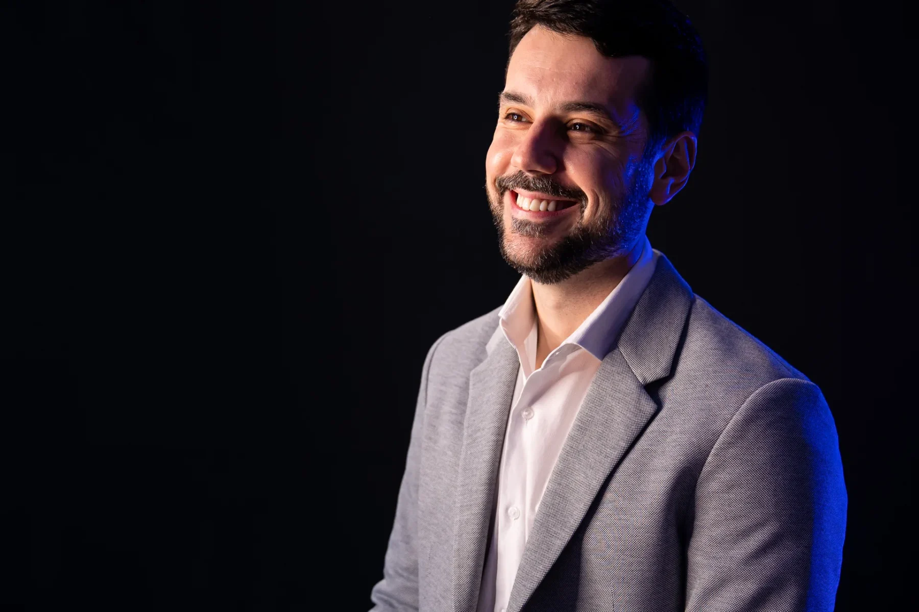 Dr. Gustavo Pinheiro Machado no console da plataforma robótica