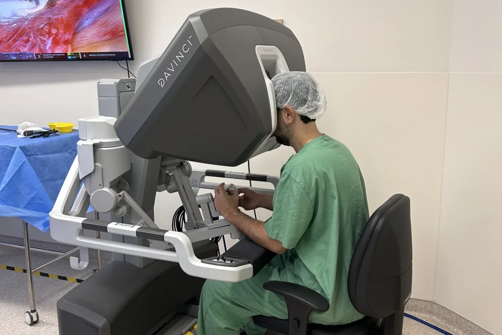 Dr. Gustavo Pinheiro Machado junto ao console da plataforma robótica
